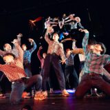 【紅白】YOASOBI「アイドル」豪華ゲスト陣の中で異彩を放った“オタク”は何者？実は曲中にも出演するアキバ系ダンサー集団