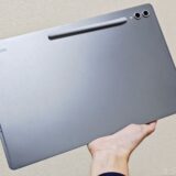 パソコンと比べては軽いがタブレットとしては重い