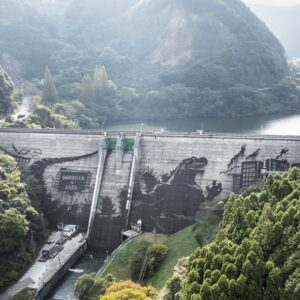 普通のダムに計1万人来訪…佐賀県×ゴジラの異色コラボ、キッカケは「形が似てるだけ」県職員に反響と狙いを聞いた