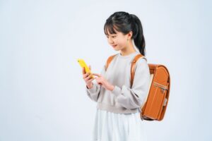 小学校高学年女子のスマホ所有率が50%超える　YouTubeは約半数が「毎日見る」小学館調査