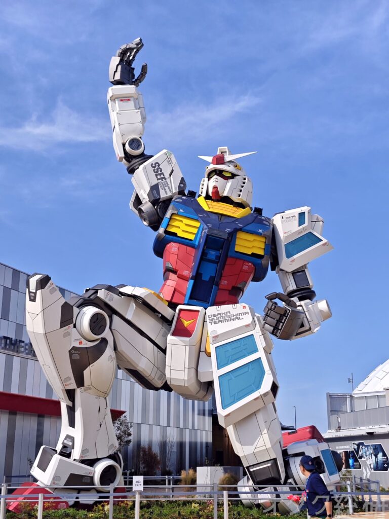 なぜ万博のガンダム像は“片膝立ち”なのか 高さ規制が影響か…立像にはない見どころも
