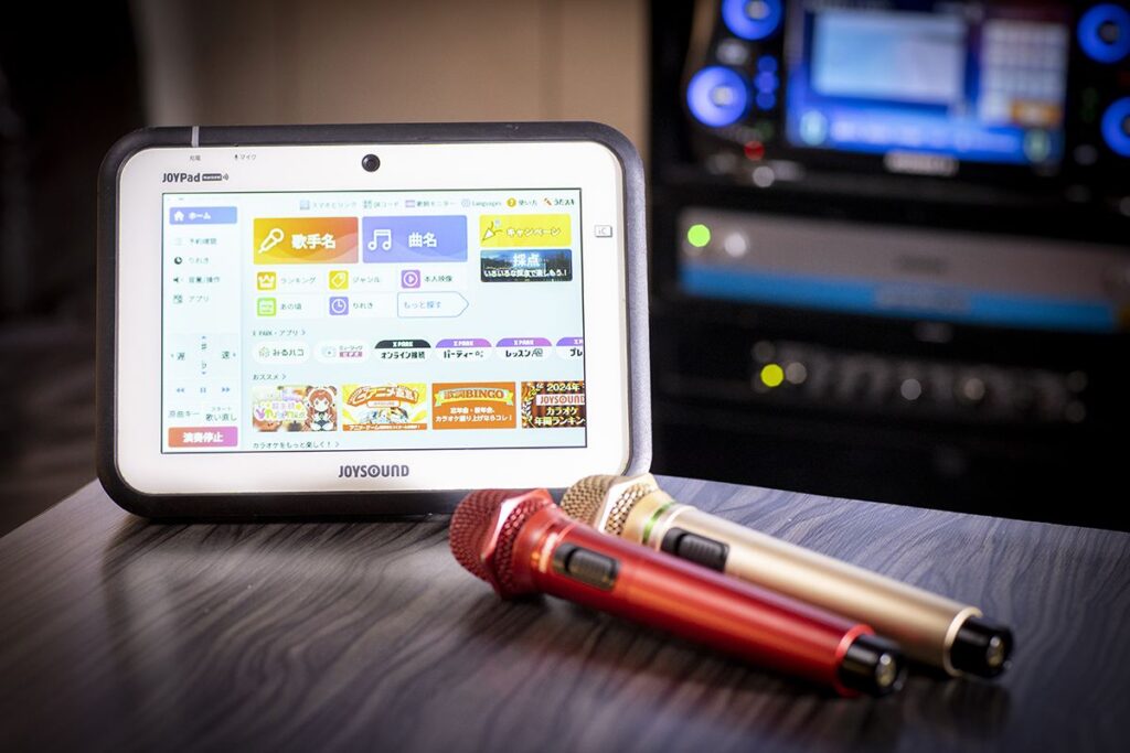 外国人はカラオケで何歌う?TOP10に唯一入った“納得の邦楽”は アニソンが圧倒的支持