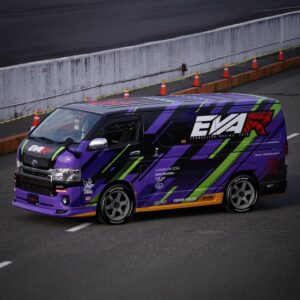 「エヴァンゲリオン」レースチームによる“RT初号機”がトミカに！競技レースにも登場するハイエース
