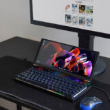 ミニ画面がくっついた変わり種キーボードが登場　狭いスペースでも手軽に2画面構成