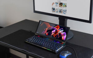 ミニ画面がくっついた変わり種キーボードが登場　狭いスペースでも手軽に2画面構成