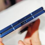 薄すぎて充電口がギリギリ