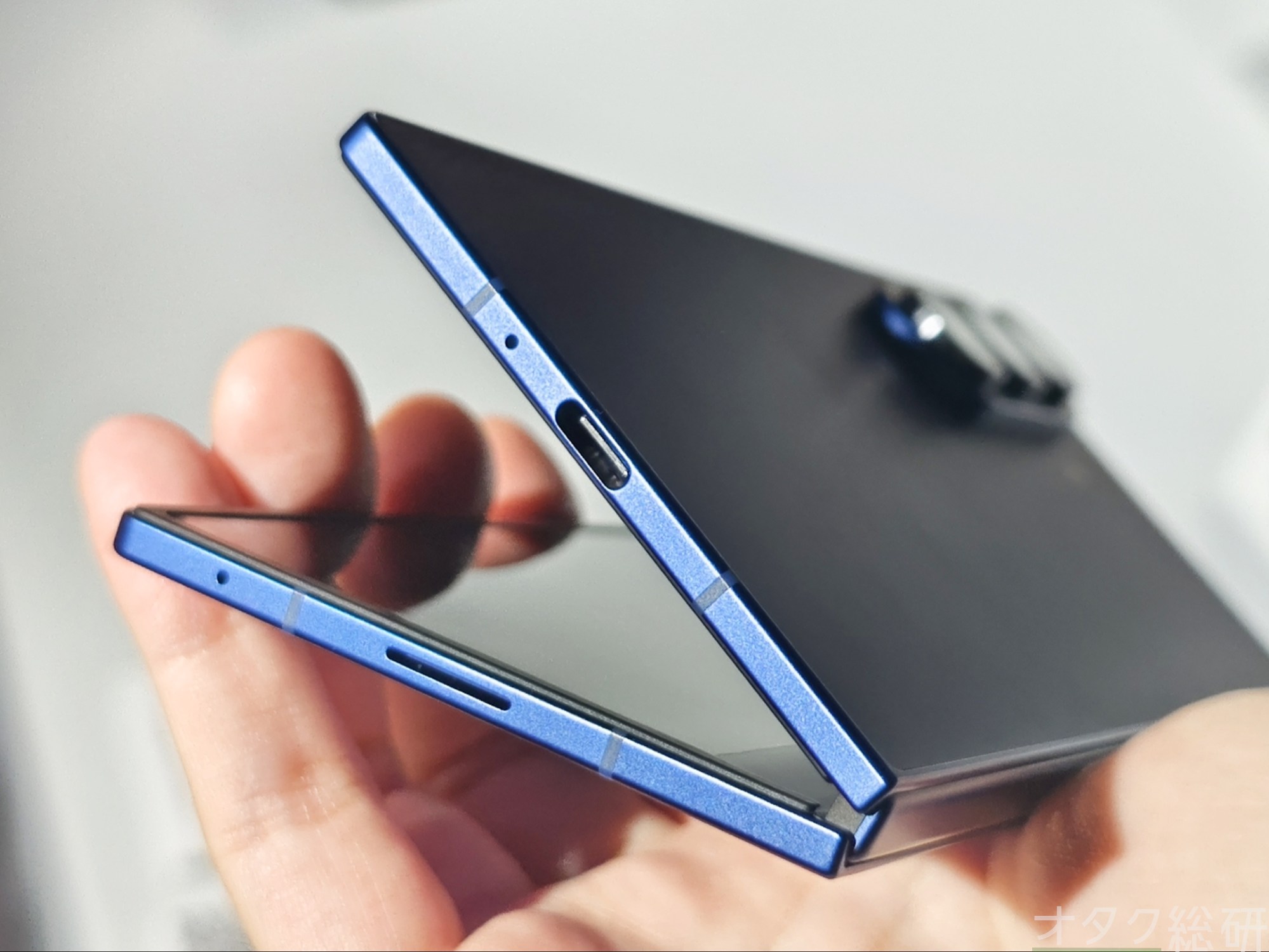 もう普通のスマホと変わらない。超薄く、超軽い折りたたみスマホ「Galaxy Z Fold7」実機レポート