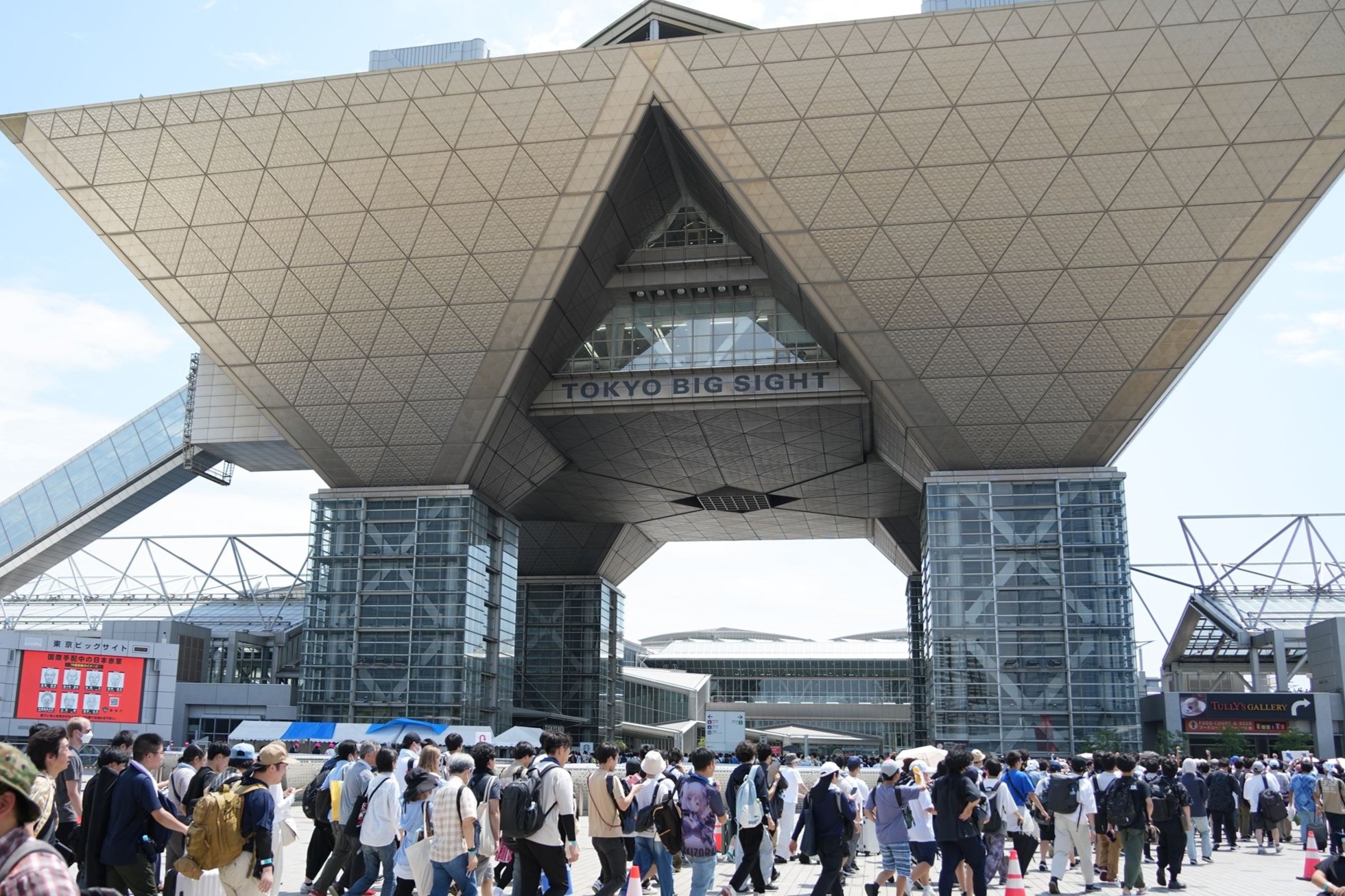 夏コミケ1日目、参加者数は12万人　途中一部エスカレーター使えず西→東移動が難化 #C106