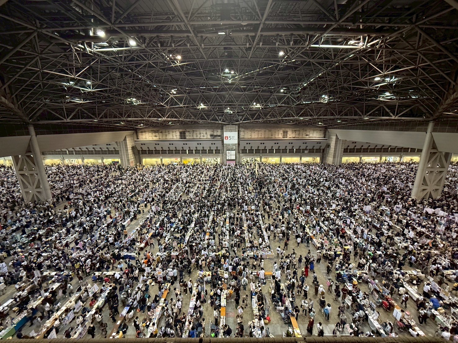 50年目のコミケ、来場者累計25万人　世界71カ国から集結、工事や故障で一部混雑も大きな事故なく