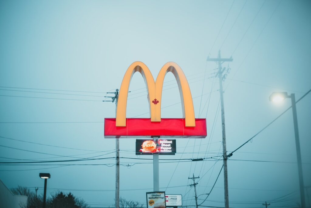 マクドナルド、ワンコインセット復活でアプリDL数急増　バーキンとの比較では客層異なる結果も