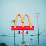 マクドナルド、人気ワンコインセット復活でアプリDL数急増　バーキンとの比較では客層異なる結果も