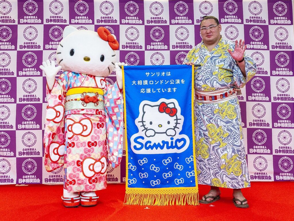 “ロンドン郊外出身”ハローキティ、大相撲ロンドン公演のアンバサダーに就任 横綱豊昇龍関とツーショット