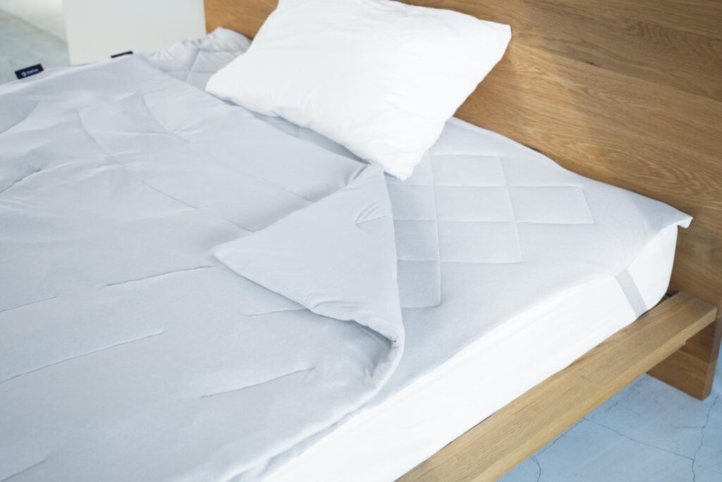 残暑の夜、エアコンつけたまま朝まで快適に眠れるか―「BAKUNE Comforter Cool」を試してみる