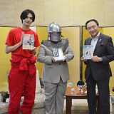神奈川県知事、地元ネタ満載のご当地漫画作者と面会「#神奈川に住んでるエルフ」Wメディア化報告で激励