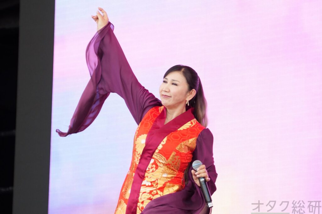 高橋洋子、閉幕迫る大阪万博でミニライブに出演　今年で30周年の『エヴァ』楽曲を披露