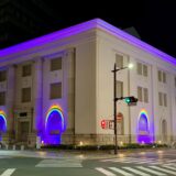 浜松市の静岡銀行ビル、エヴァンゲリオン初号機イメージの夜間ライトアップに刷新　放送30周年記念