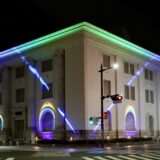 浜松市の静岡銀行ビル、エヴァンゲリオン初号機イメージの夜間ライトアップに刷新　放送30周年記念