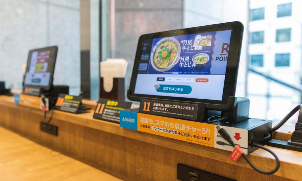 「牛丼食べながら無料充電」Anker、吉野家関東220店舗にスマホ充電スポットを用意