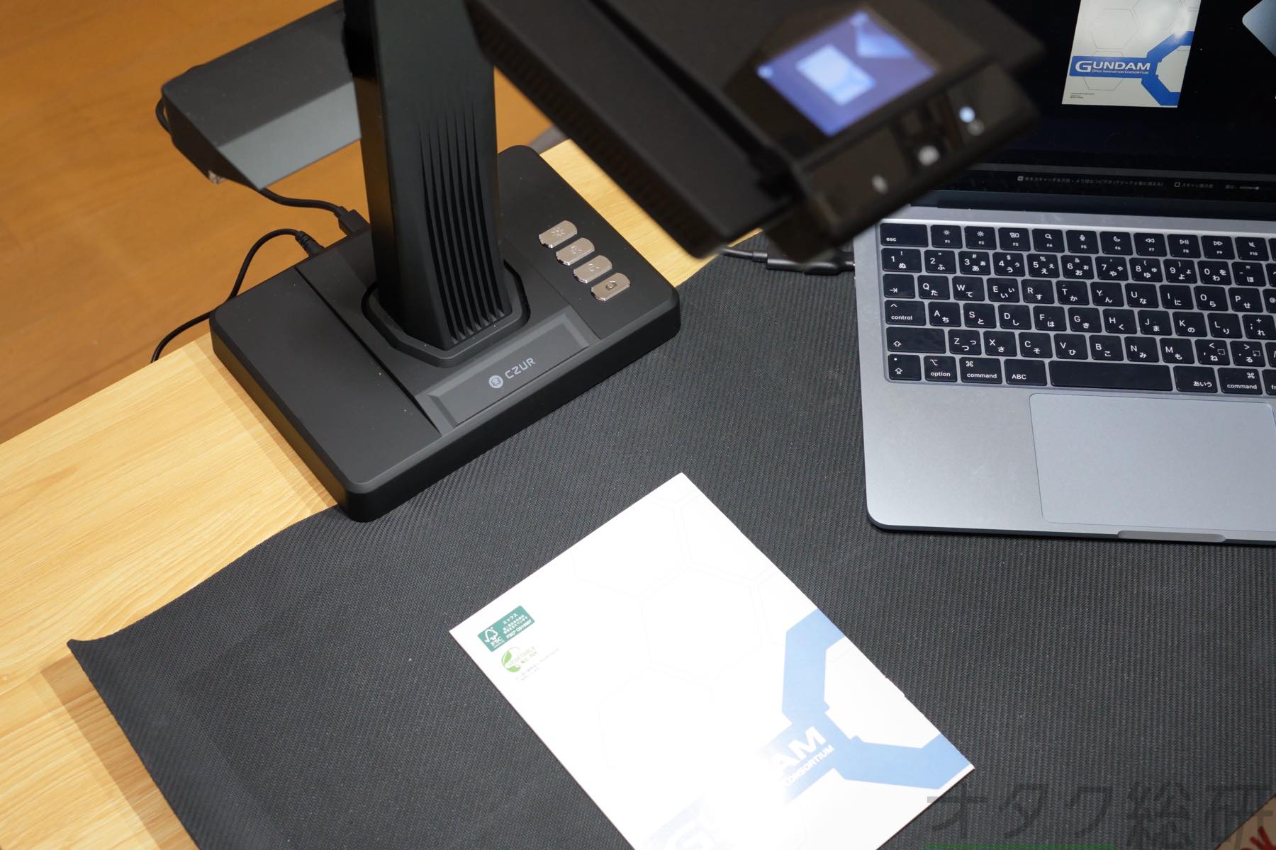 漫画、雑誌、領収書…紙の面倒な電子化を“楽できる”スキャナ「CZUR ET Max」を試す