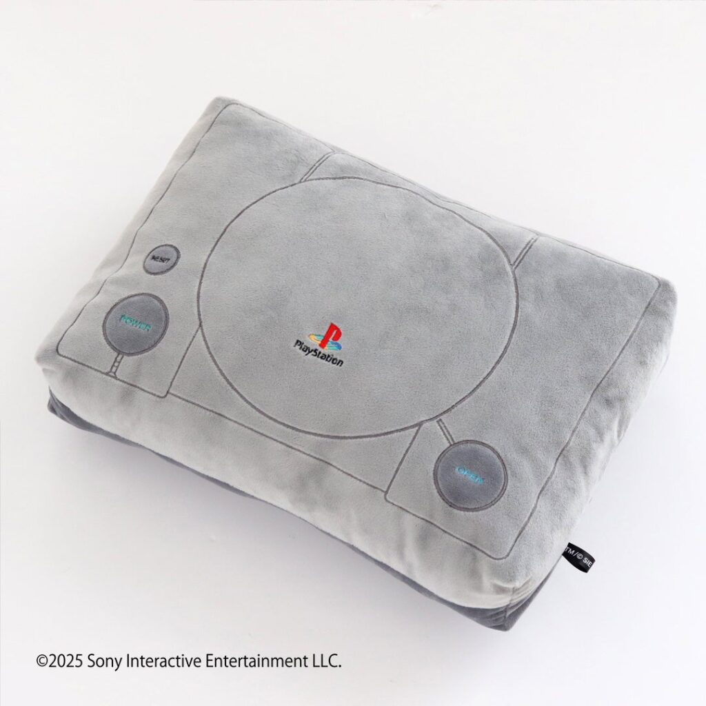 初代プレステがクッションに！繊維老舗から公式ライセンスグッズが新登場